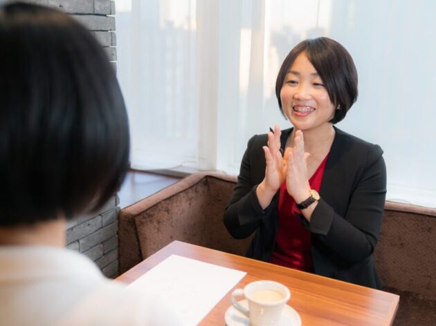 白髪がない60歳の健康コンサルの女性に東京でお食事に誘われました。行くの？行かないの？